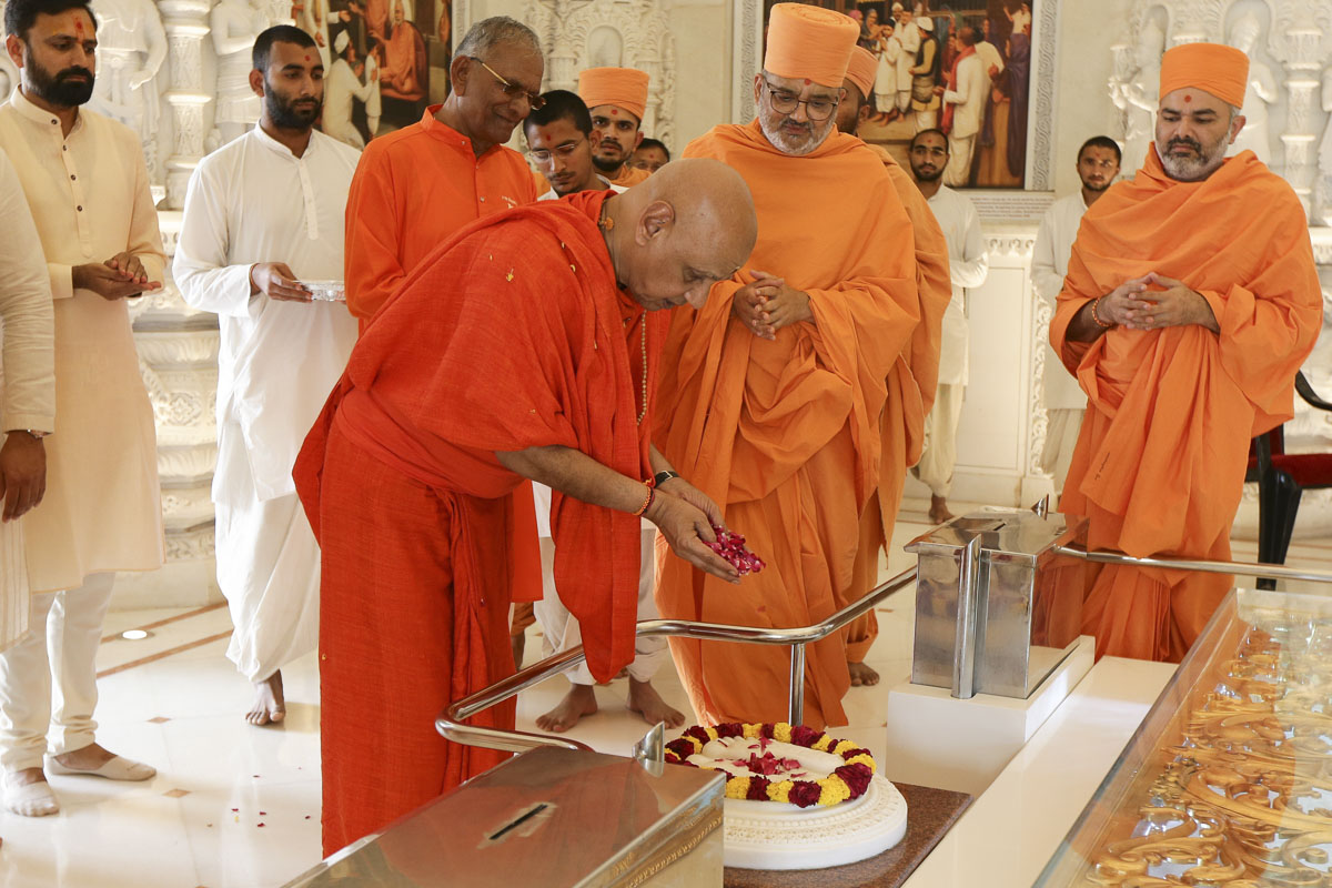 His Holiness Swami Govind Dev Giri Ji Maharaj Offers Tribute at Pramukh Swami Maharaj Smruti Mandir, Sarangpur
