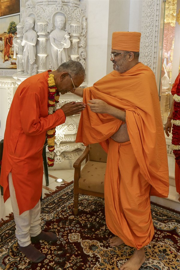 His Holiness Swami Govind Dev Giri Ji Maharaj Offers Tribute at Pramukh Swami Maharaj Smruti Mandir, Sarangpur