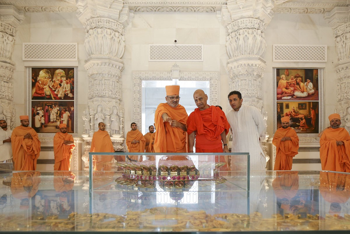 Swami Govind Dev Giri Ji Maharaj Offers Tribute to Pramukh Swami Maharaj