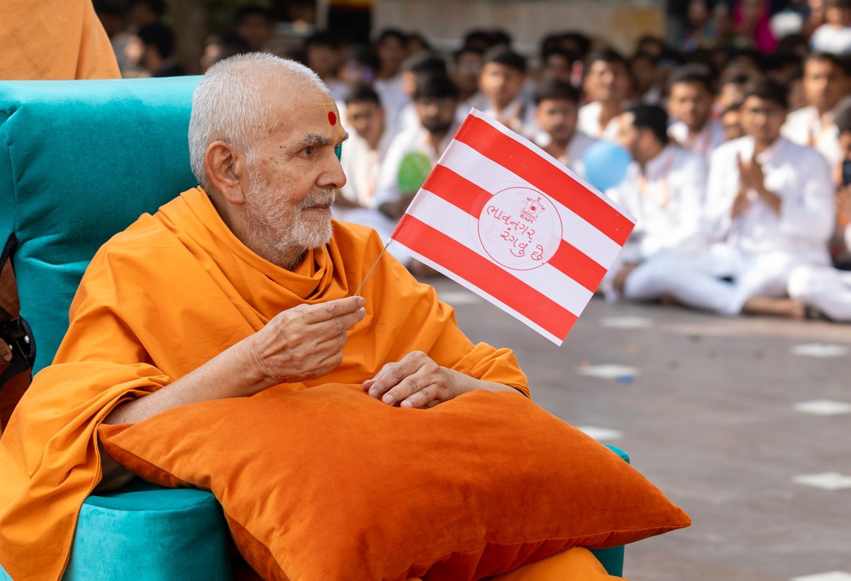Swamishri waves a flag