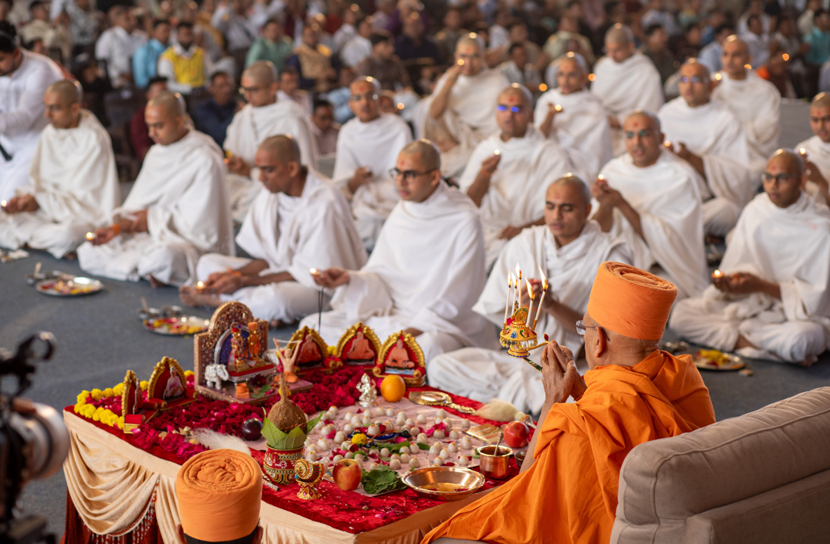 Pujya Tyagvallabh Swami and parshads perform the diksha mahapuja rituals