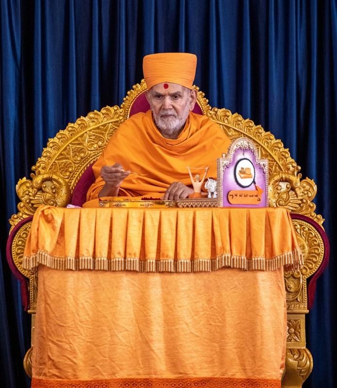 Swamishri performs the diksha rituals