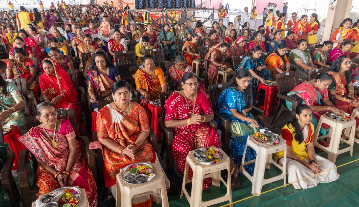 Mothers of parshads perform the diksha mahapuja rituals