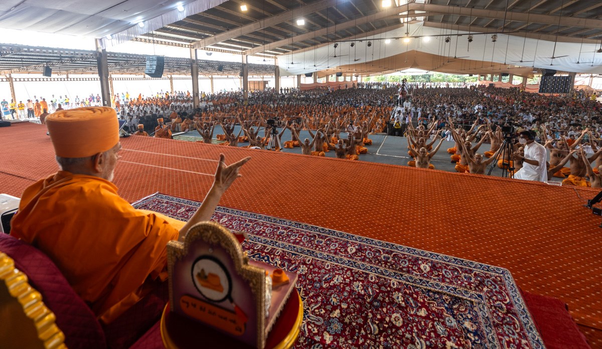 Swamishri performs the diksha rituals