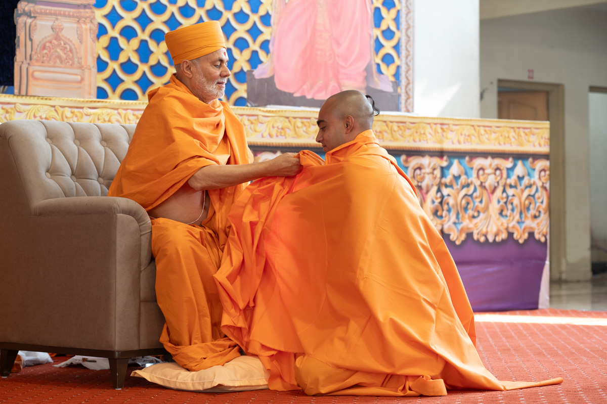 Pujya Viveksagar Swami drapes a gatariyu on a newly initiated swami