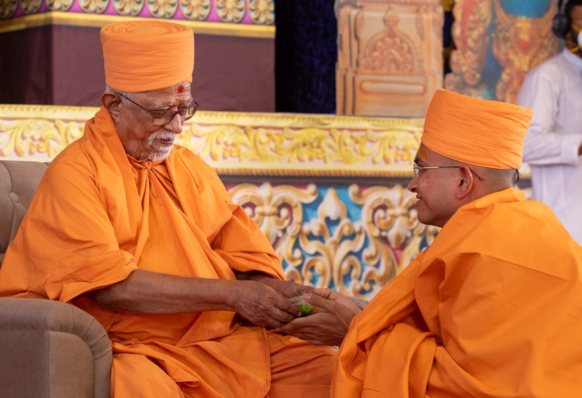 Pujya Swayamprakash Swami (Doctor Swami) gives prasad to a newly initiated swami