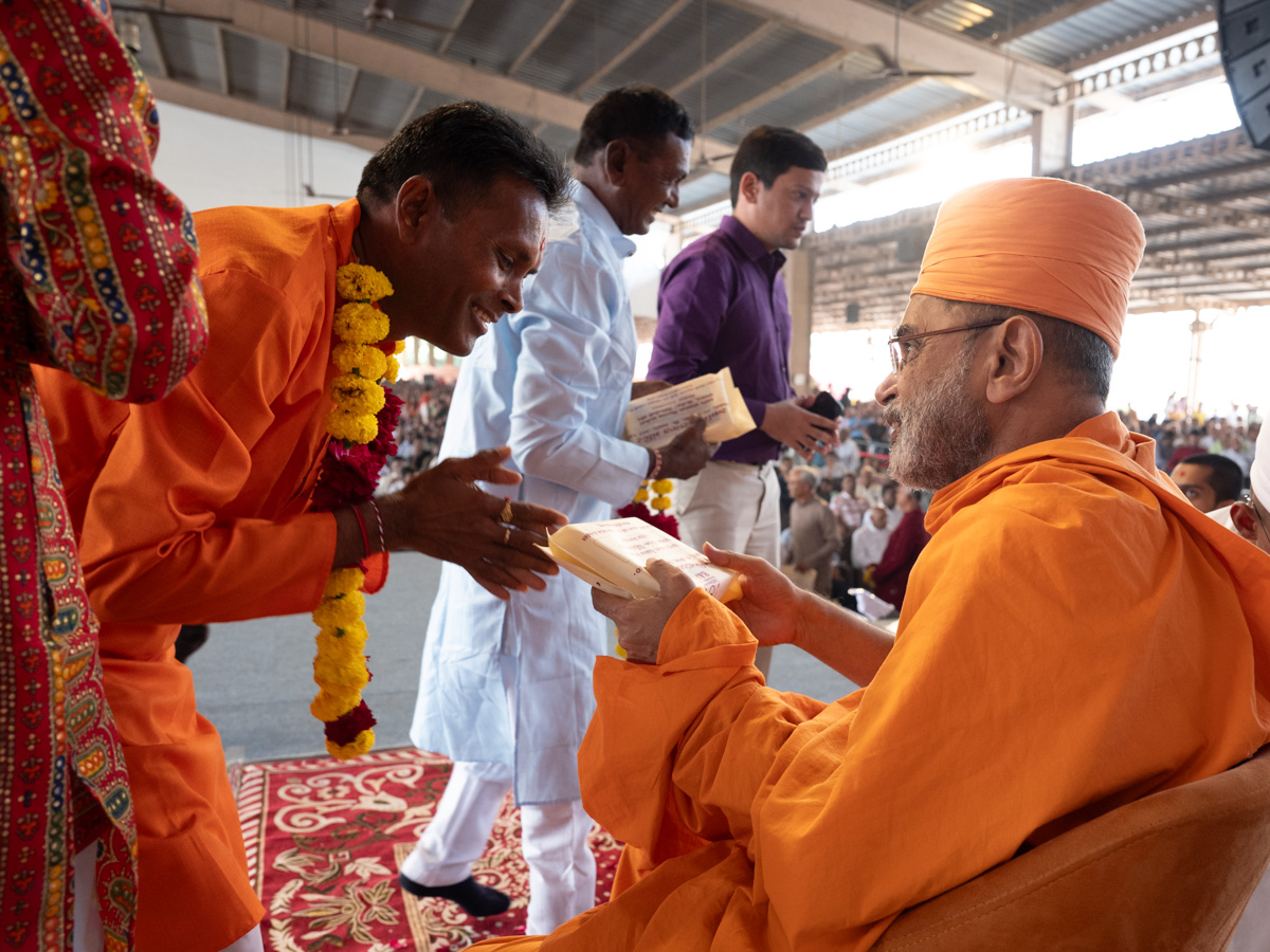 Gnaneshwar Swami gives prasad to a newly initiated swami's relatives