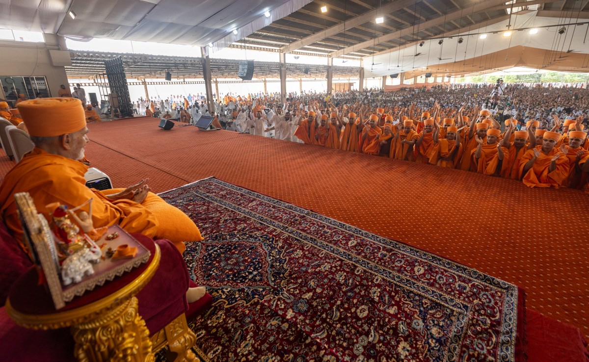 Newly initiated swamis rejoice before Swamishri