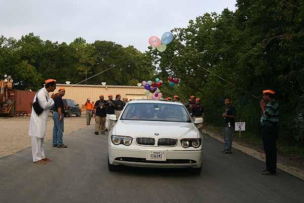 Yuvati Din July 28, 2004 - Yuvaks greet Swamishri with balloons as he makes his way to the Mandir on Yuvak-Yuvati Din 