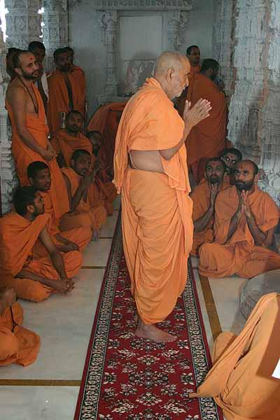 Yuvati Din July 28, 2004 -  Swamishri had darshan of Shri Akshar Purushottam Maharaj