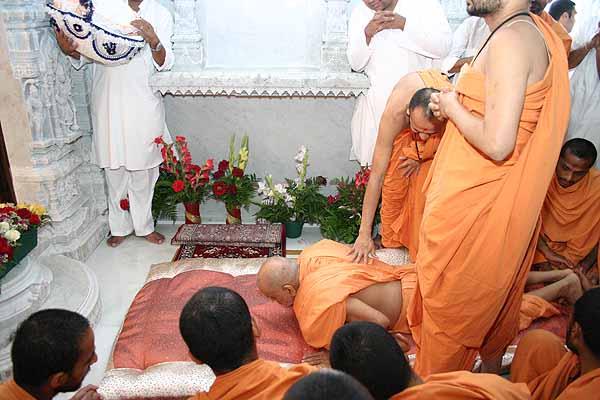 Yuvati Din July 28, 2004 - Swamishri performs Shastang Dandvat Pranam 