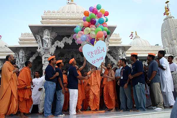Yuvati Din July 28, 2004 -  Swamishri releases balloons to start off Yuvak-Yuvati Din 