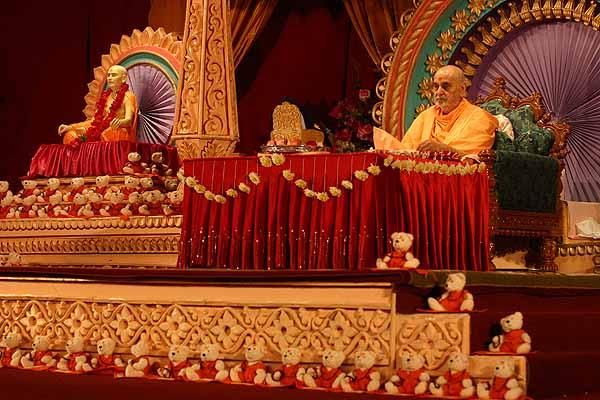 Yuvati Din July 28, 2004 -  Swamishri performs mala during his morning puja