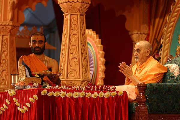 Yuvati Din July 28, 2004 -  Swamishri has darshan while thaal is offered to Shri Harikrishna Maharaj