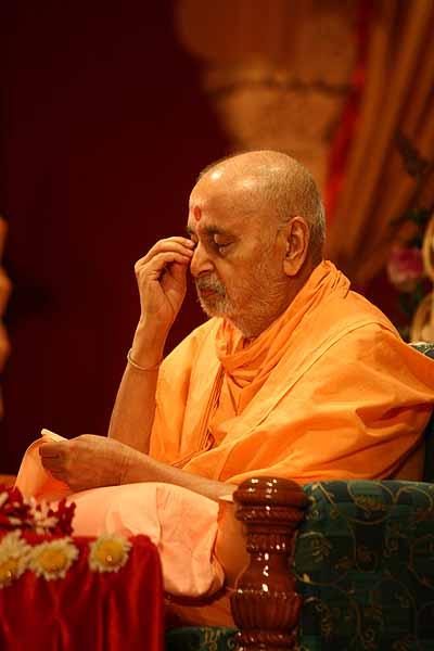 Yuvati Din July 28, 2004 - Swamishri touches Gunatitanand Swami's prasadi bead to his eyes 