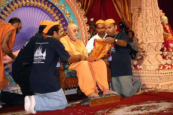 Yuvati Din July 28, 2004 -  Yuvaks invite Swamishri to the Yuvak-Yuvati Din Evening Assembly