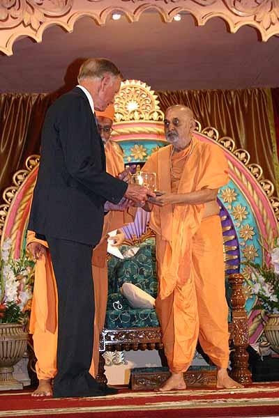 Yuvati Din July 28, 2004 -  Swamishri presents a memento to the first surgeon to perform a heart transplant 