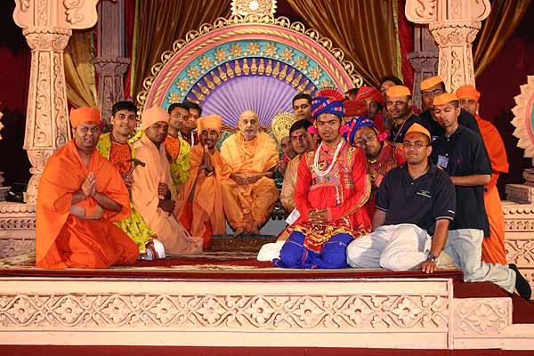 Yuvati Din July 28, 2004 -  Swamishri with the yuvaks who performed the drama