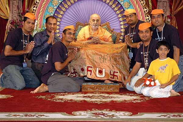 Yuvati Din July 28, 2004 -  Yuvaks present Swamishri with shawls on Yuvak-Yuvati Din 
