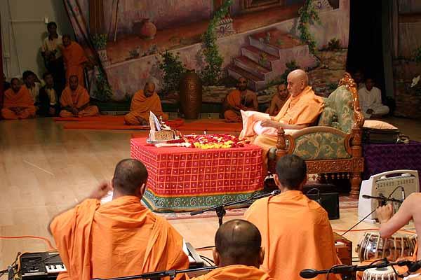 Swamishri performs mala during his morning puja as saints sing kirtans