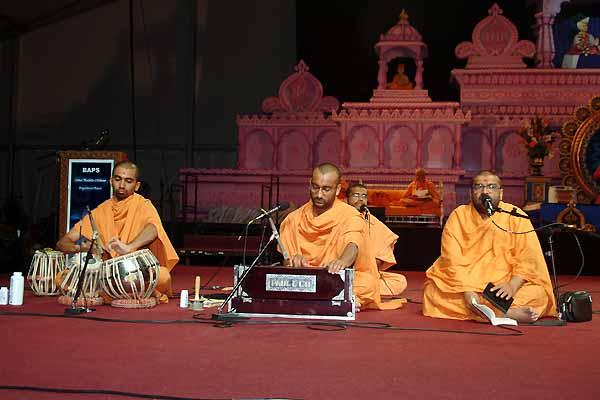Saints sing kirtans during he evening assembly