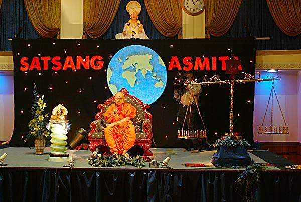 Young Yuvak/Yuvatis Assembly  -  Swamishri lovingly explains the importance of Satsang.