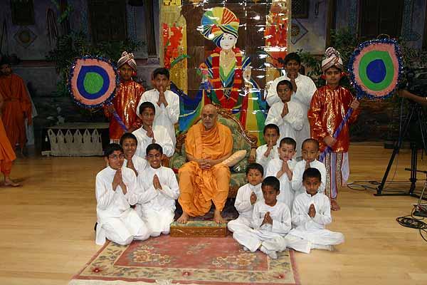 Balaks who participated during Swamishri�s puja with Swamishri 