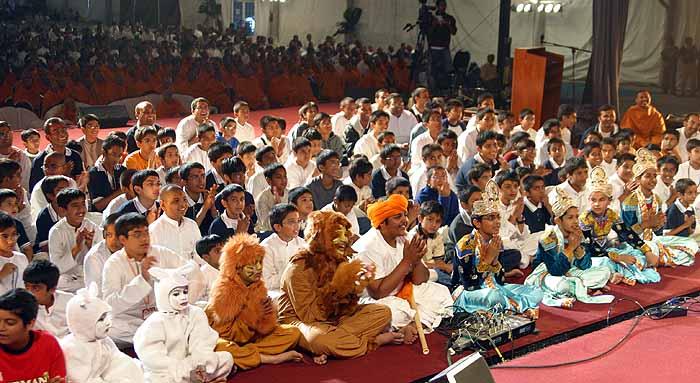 Balaks keenly listen to Swamishri�s blessings 
