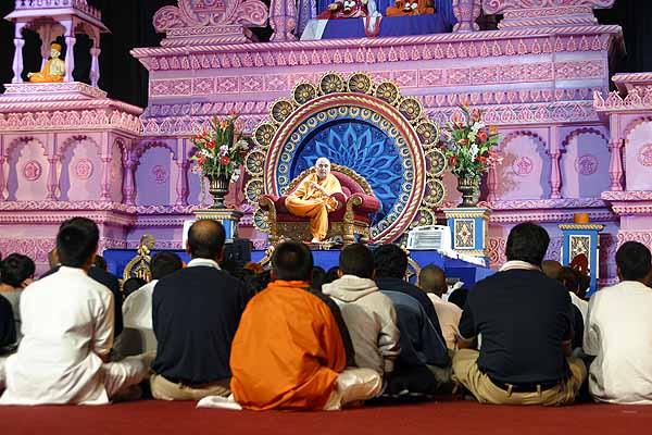 Balaks keenly listen to Swamishri�s blessings 