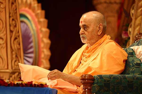 Kishori Din July 29, 2004 - Swamishri turns the mala while focusing on Shri Harikrishna Maharaj 