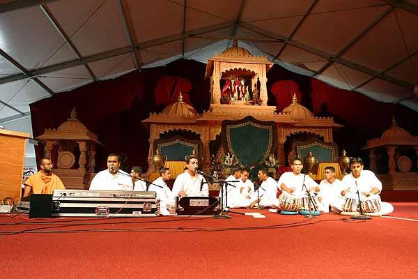 Kishori Din July 29, 2004 - Kishores conduct a kirtan aradhana at the start of the Kishore-Kishori Din evening assembly 