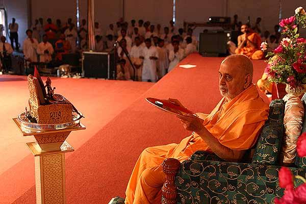 Kishori Din July 29, 2004 -  Swamishri does aarti 