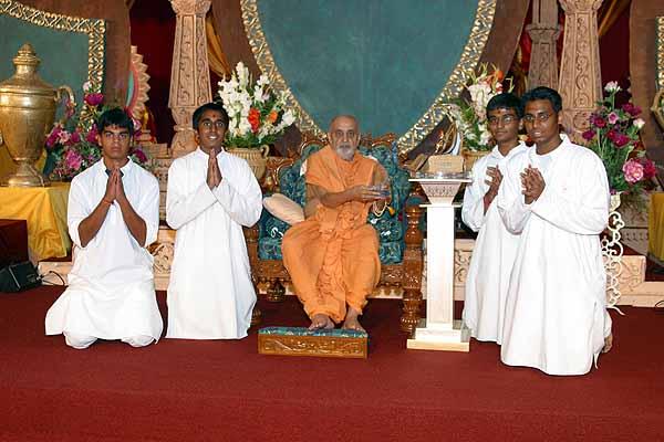 Kishori Din July 29, 2004 -  Swamishri and kishores present the 'Karuna Na Sagar Award' to Shri Harikrishna Maharaj 