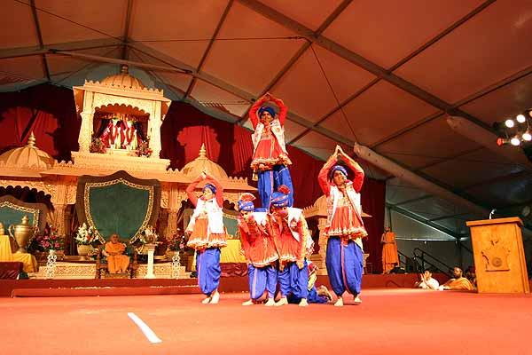 Kishori Din July 29, 2004 -  Kishores perform a dance as part of their presentation of the 'Adarsh Upasana Pravartak Award' to Shastriji Maharaj
