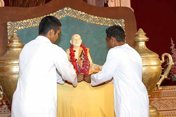 Kishori Din July 29, 2004 - Kishores present the 'Vatsalya Award' to Yogiji Maharaj 
