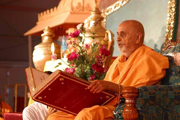 Kishori Din July 29, 2004 - Swamishri blesses the assembly by explaining verses from the Bhaktachintamani 