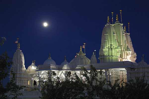 Kishori Din July 29, 2004 -  Shri Swaminarayan Mandir, Houston, by moonlight 