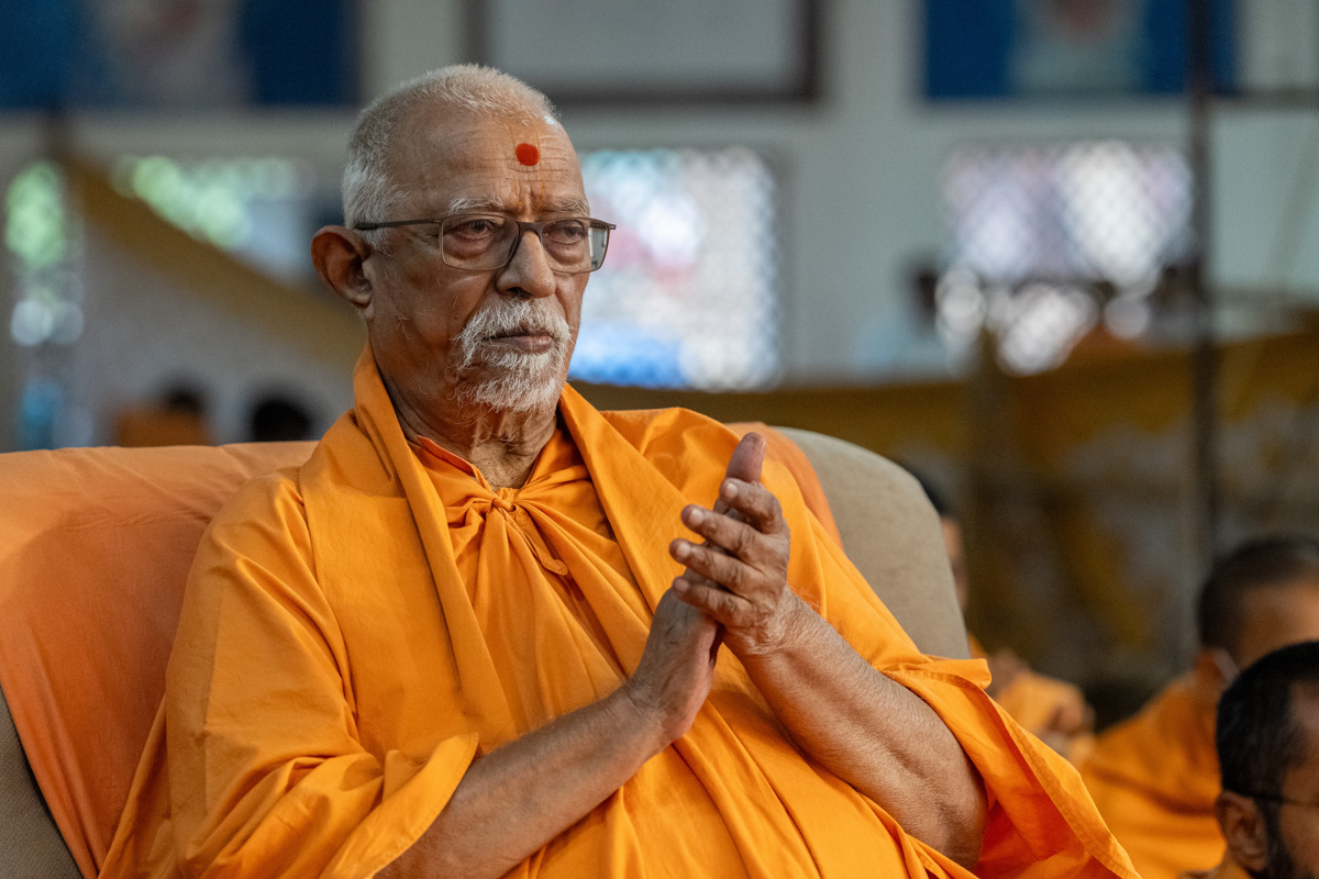 Pujya Swayamprakash Swami (Pujya Doctor Swami) doing darshan of Swamishri
