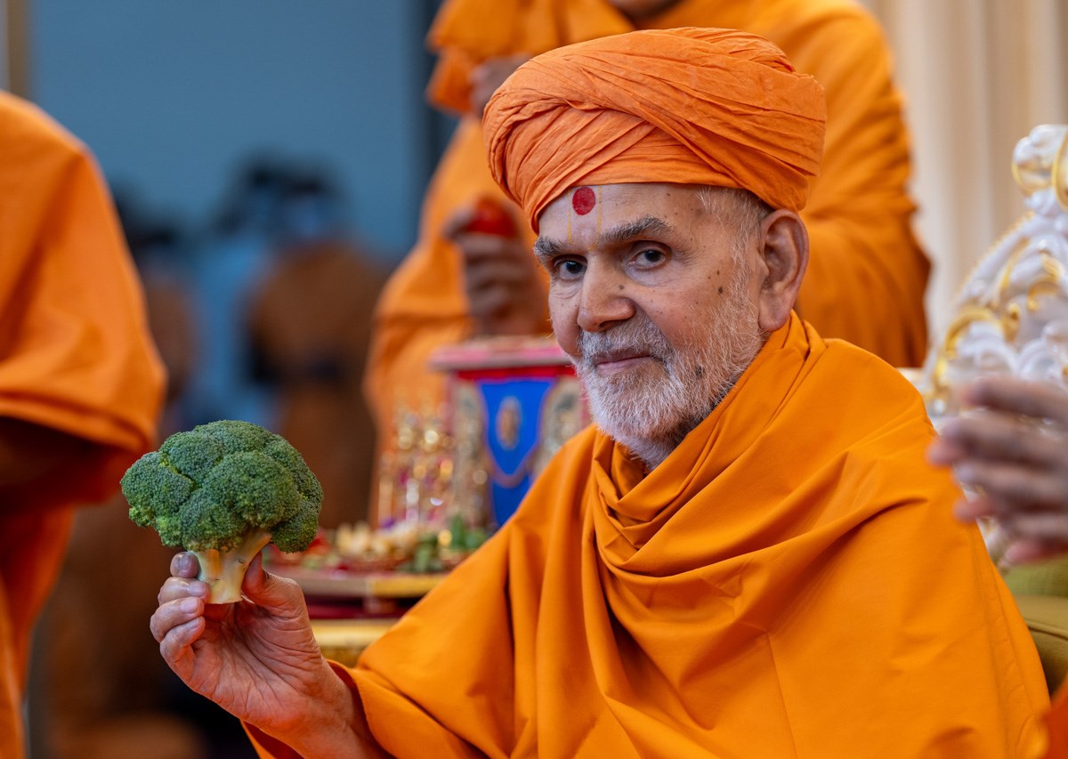 Swamishri sanctifies a head of broccoli