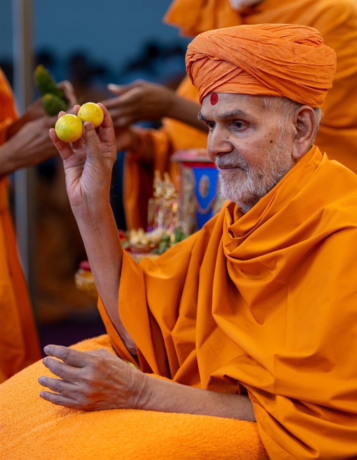 Swamishri sanctifies lemons