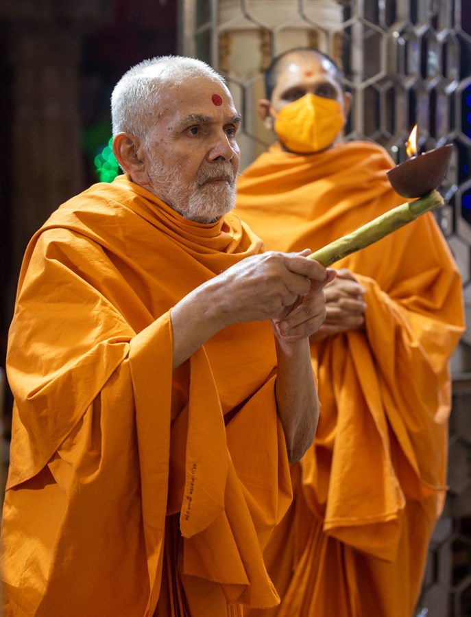 Swamishri performs the Haatadi arti on Prabodhini Ekadashi