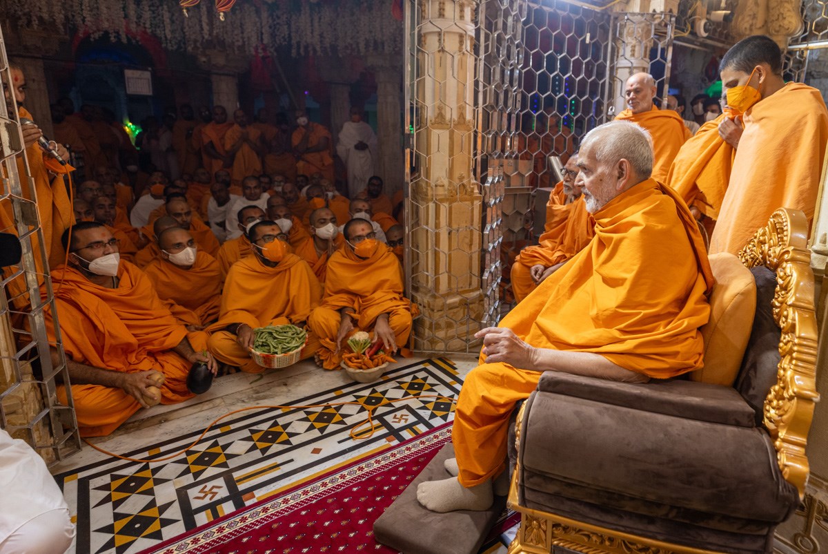 A swami in conversation with Swamishri