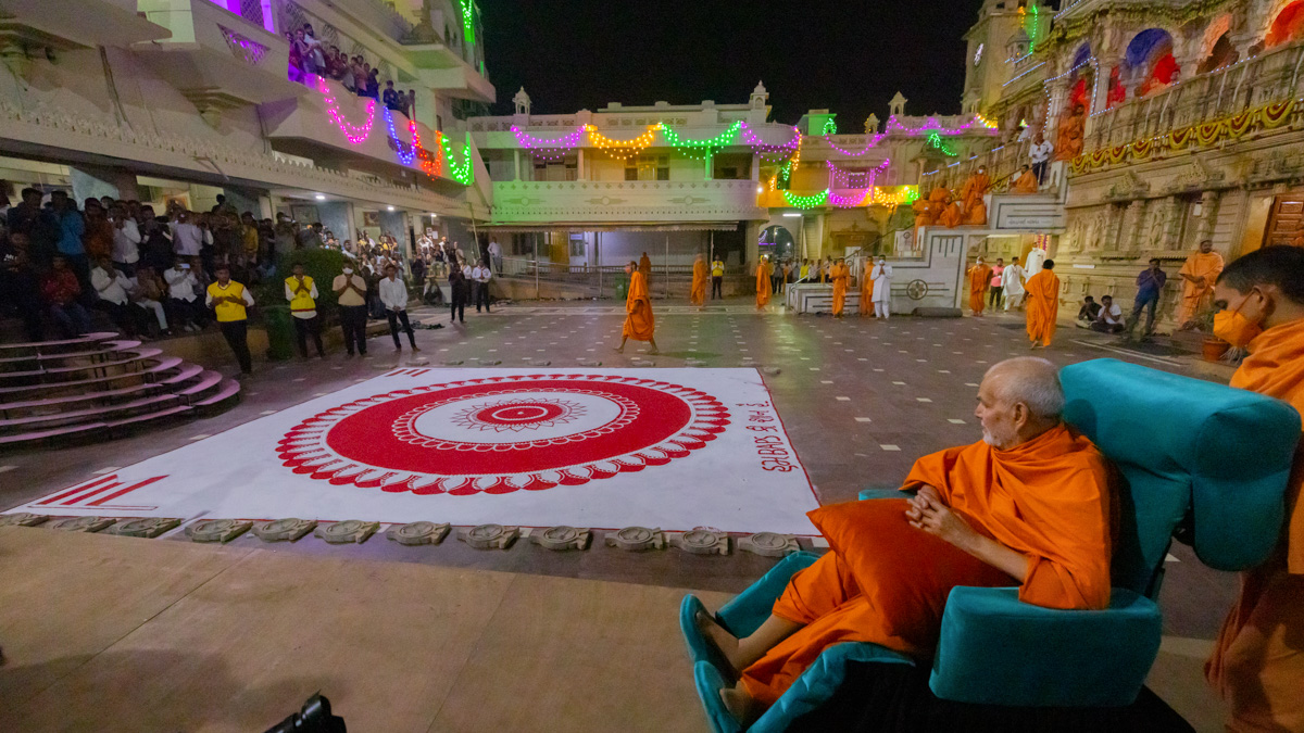 Swamishri observes a rangoli in the evening