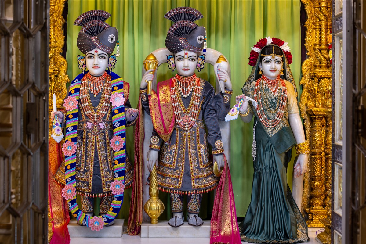 Shri Harikrishna Maharaj and Shri Lakshmi-Narayan Bhagwan 
