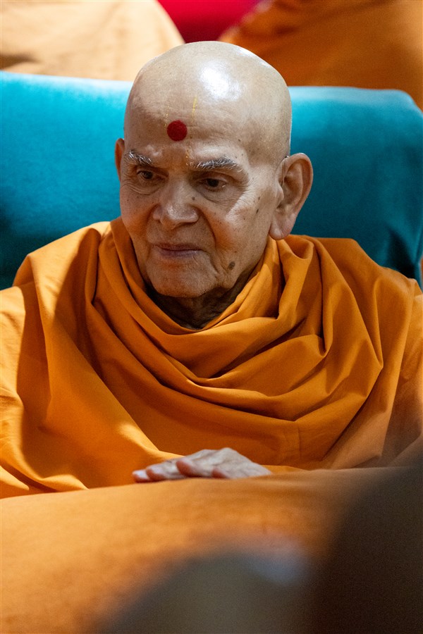 Swamishri in conversation with swamis and parshads