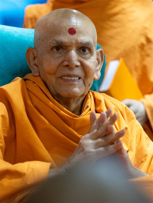 Swamishri in conversation with swamis and parshads