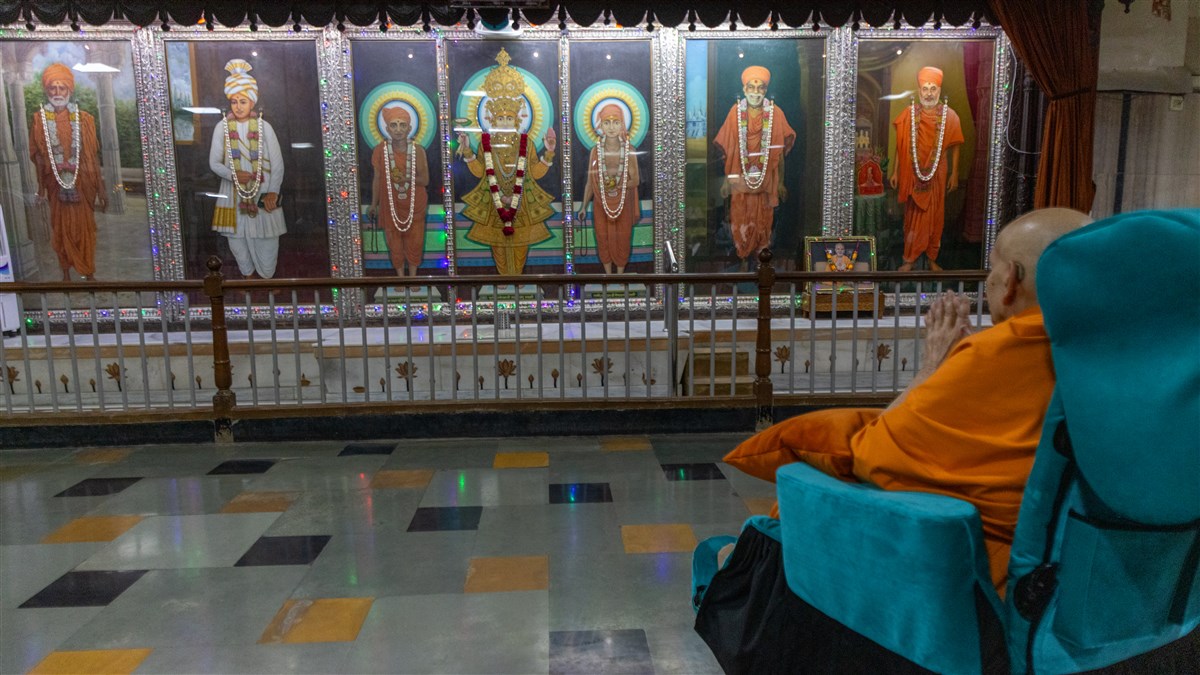 Swamishri engrossed in darshan of Thakorji in the assembly hall
