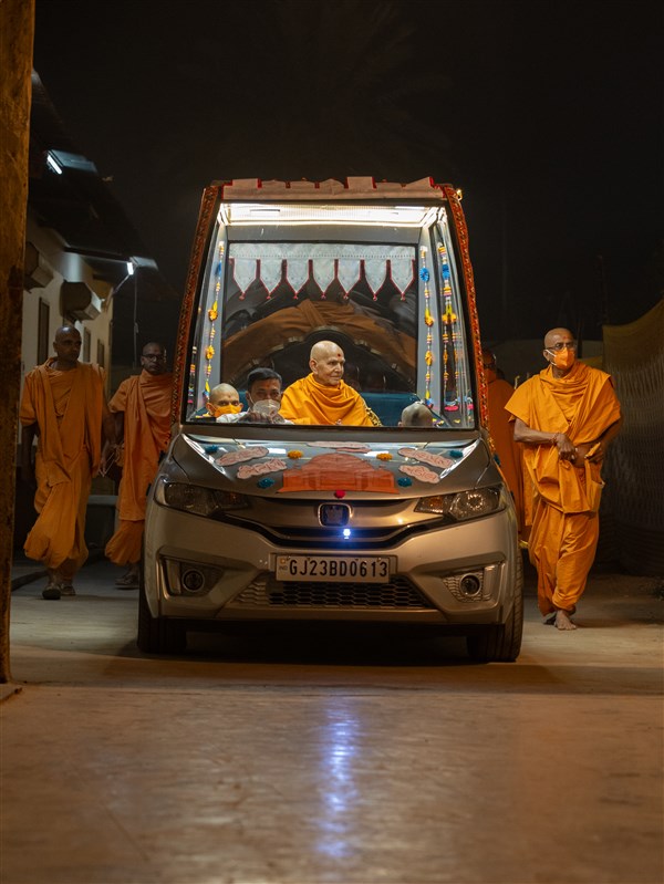 Swamishri on his way to the evening satsang assembly