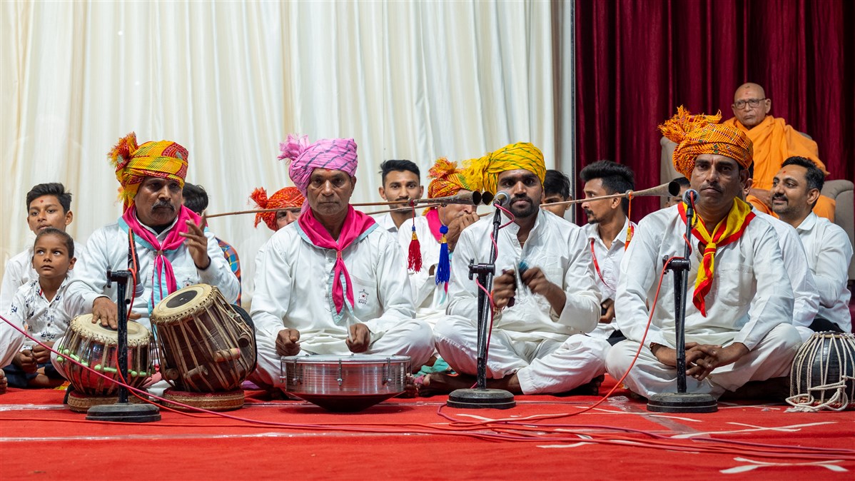Devotees sing kirtans in traditional style in the assembly
