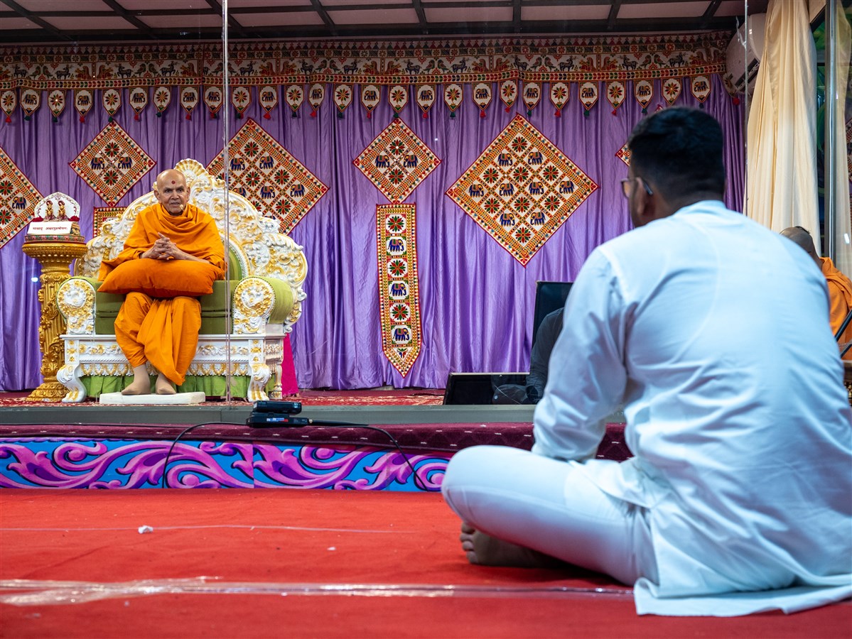 Swamishri responds to questions during the interactive session